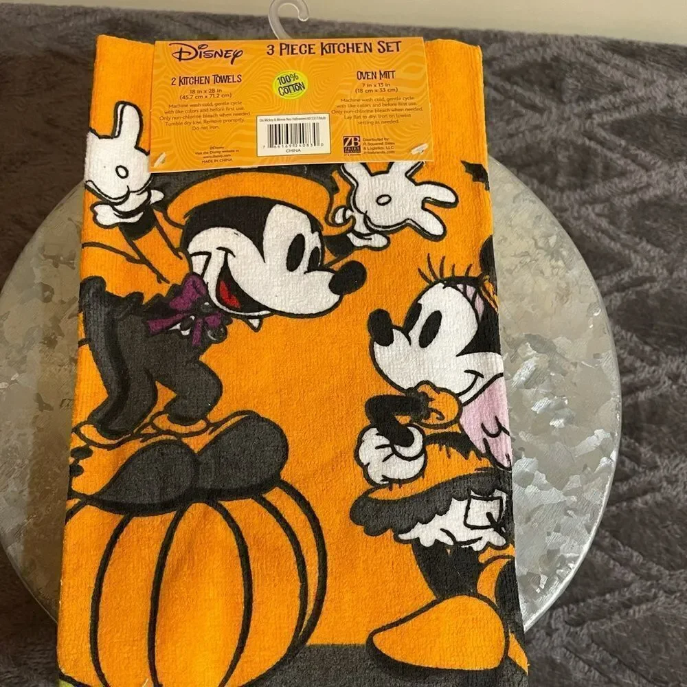 Disney Halloween 3 piece set with 2 towels & mitt